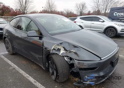 2026 Tesla Model Y Long Range Dual Motor All-Wheel Drive/Long Range Launch Series z USA, uszkodzony, nr VIN 7SAYGDEE2TA470921